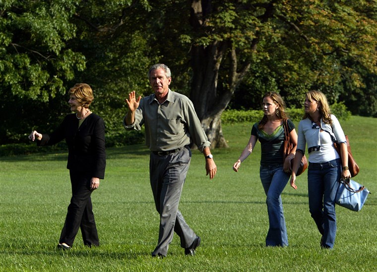 Presidente George W. Bush and first lady Laura Bush walk with their twin daughters Jenna and Barbara Bush on the South Lawn of the White House in 2004.