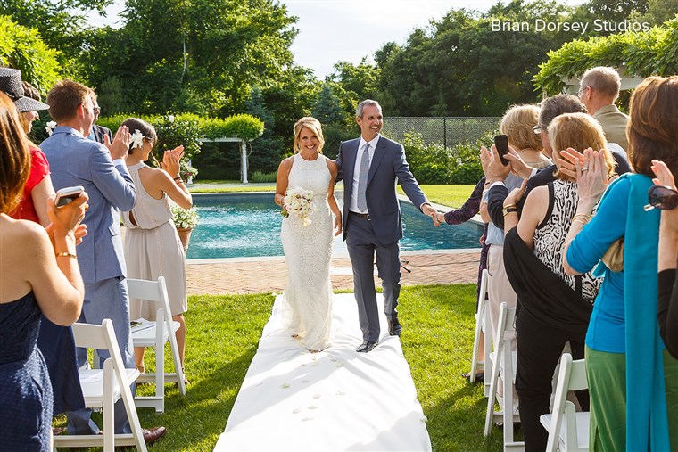 ケイティ Couric and John Molner decided to do their own thing and walk down the aisle together at their non-traditional wedding on June 21 in the backyard of Couric's home in East Hampton, New York. 