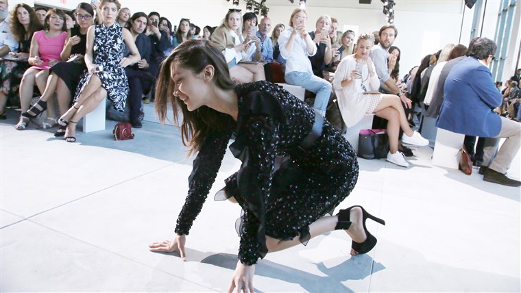 ベラ Hadid falls on the catwalk
