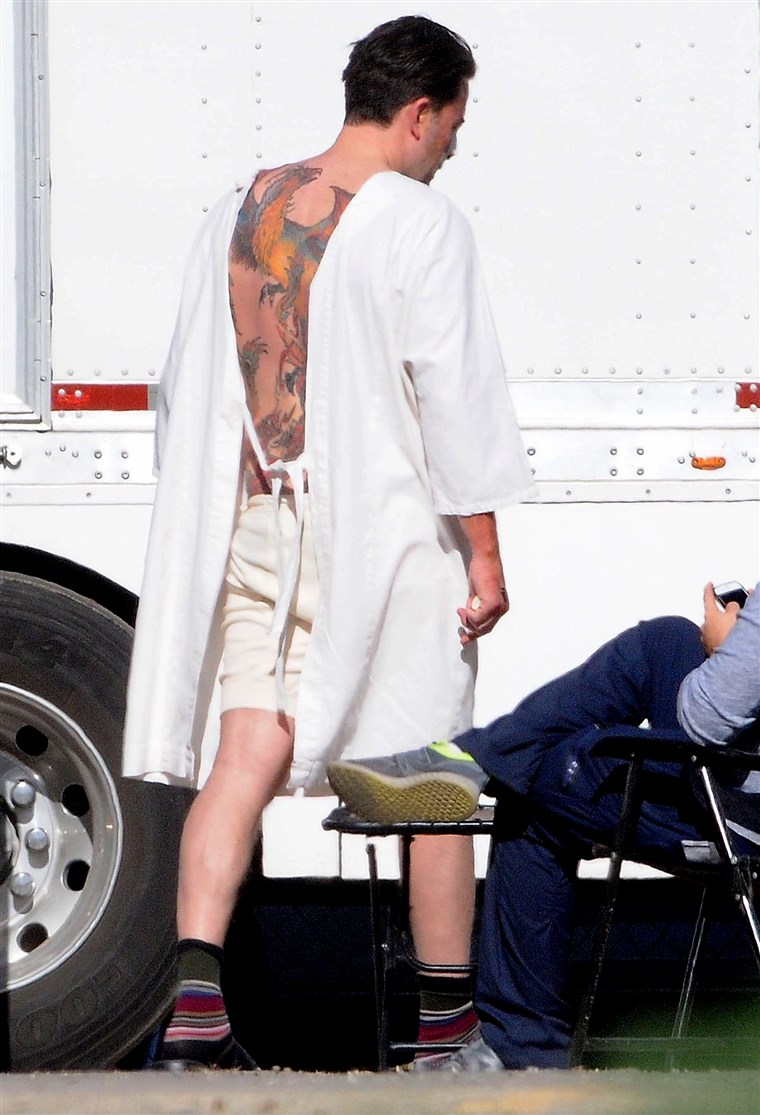 排他的な... First Shots: Ben Affleck's Huge Back Tattoo