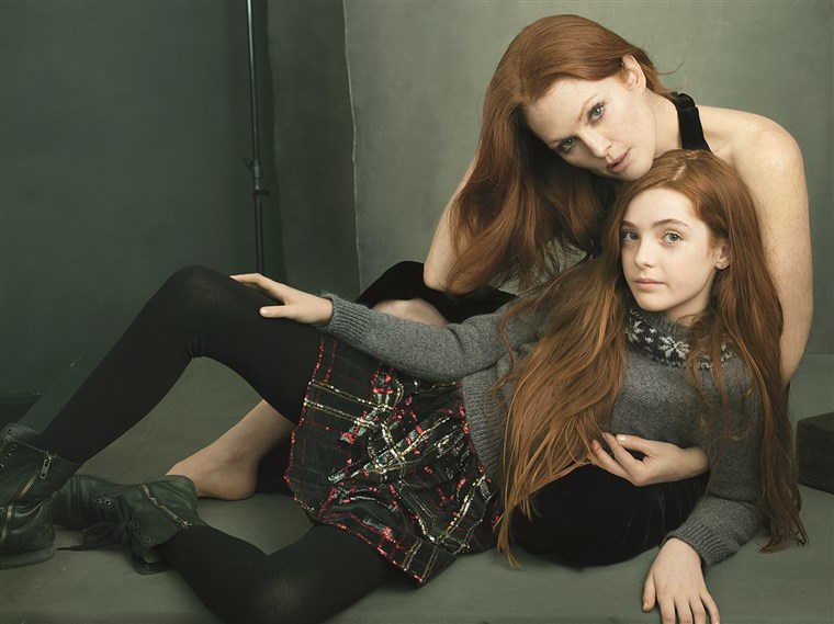 Gambar: Julianne Moore and daughter Liv Freundlich in Vogue.