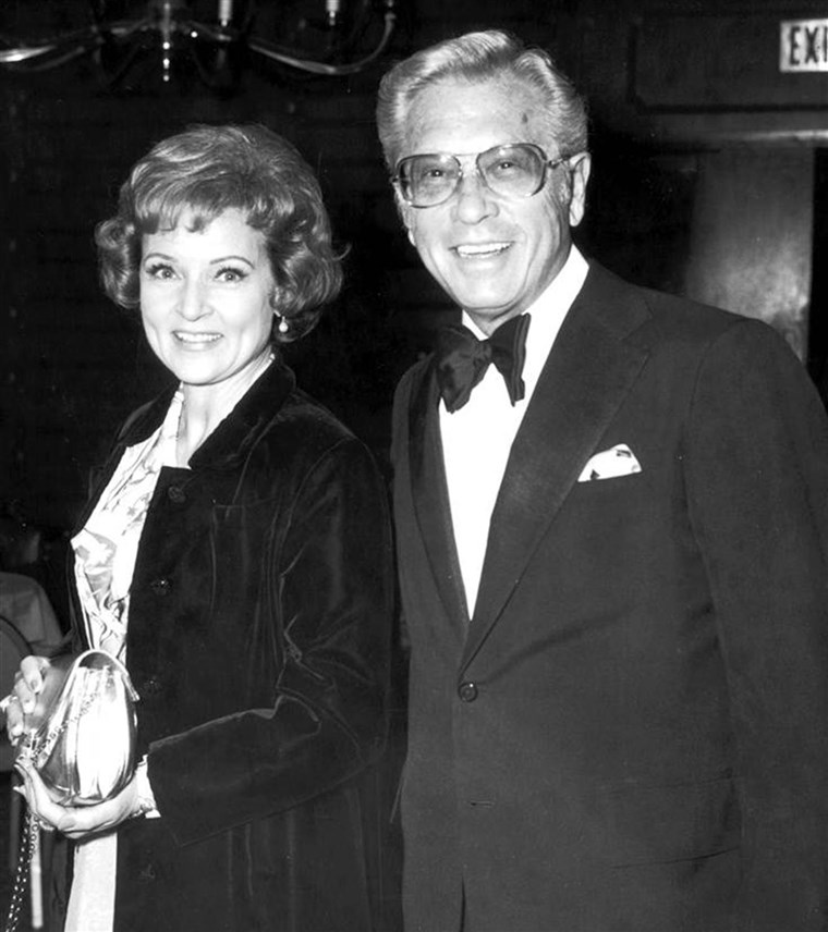 白 and husband Allen Ludden are seen at an International Broadcasting Awards dinner tribute to Mary Tyler Moore on March 19, 1974.