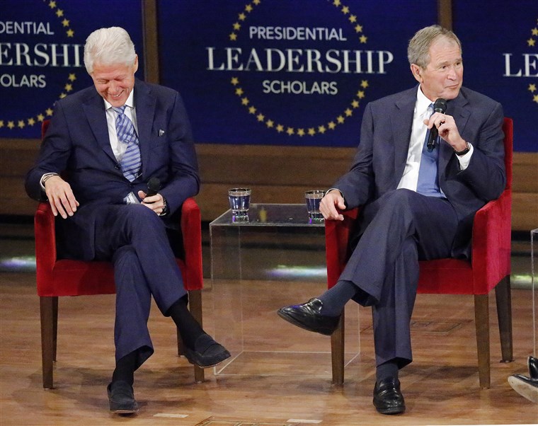 前者 Presidents George W. Bush And Bill Clinton Attend Graduation Ceremony Of The 2017 Presidential Leadership Scholars Class