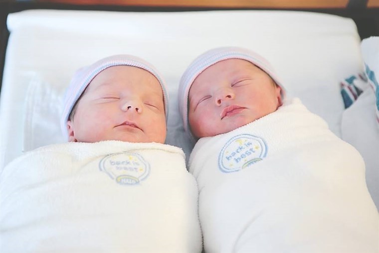 엠마이 and Grayon Palmisano hour after they were born in February 2014.