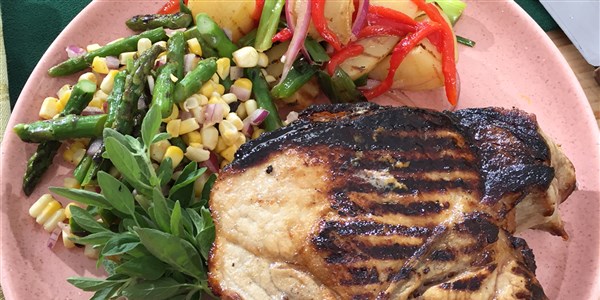 輝く Pork Chops with Grilled Asparagus and Corn Salad