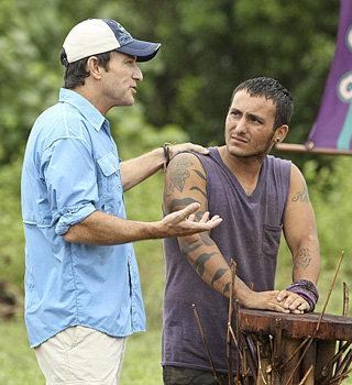 ジェフ Probst tries to calm Brandon Hantz of the Bikal Tribe during the explosive fifth episode of 