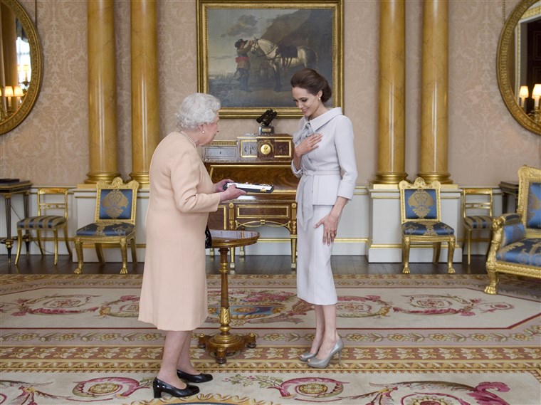 퀸 Elizabeth inside Buckingham Palace