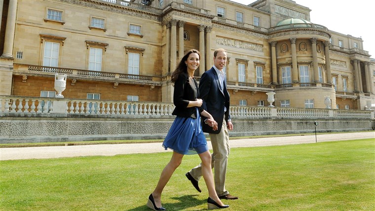 영국's Prince William and Duchess of Cambridge walk outside Buckingham Palace