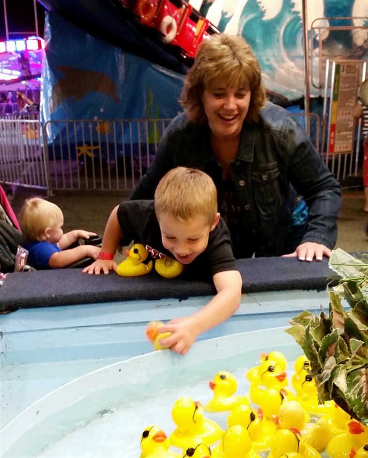 캐시 Pochek plays with her 4-year-old grandson, Gavin, at a local fair. 