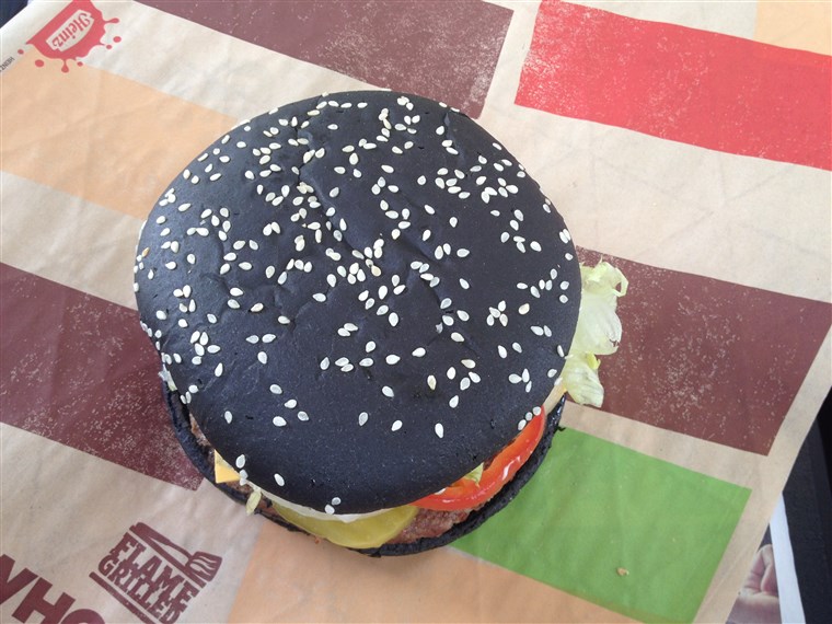 닫기 up of black bun on Burger King's Halloween Burger