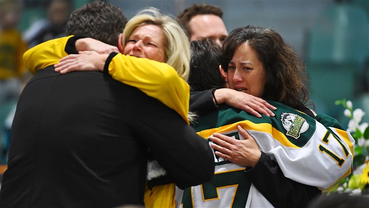 Gambar: Mourners comfort each other at a vigil to honor Humboldt Broncos members who died in fatal bus accident. 