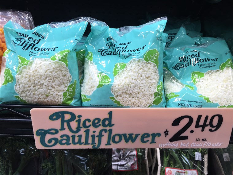 신선한 cauliflower rice at Trader Joe's