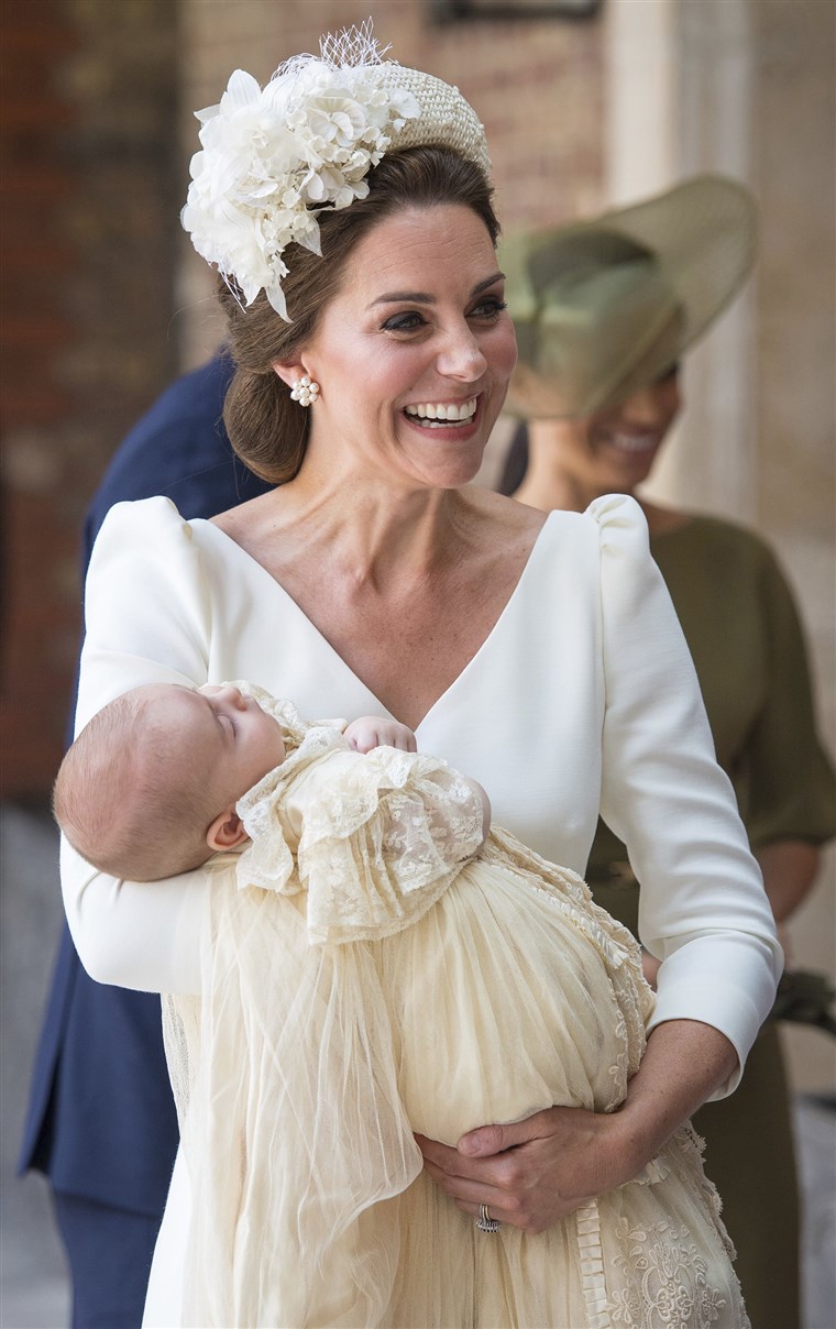 ケイト、 Duchess of Cambridge carries Prince Louis