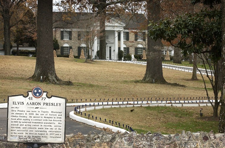 Gambar: Elvis Presley's Graceland estate.