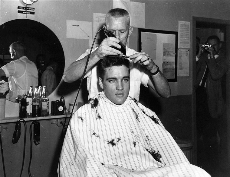 Gambar: Elvis gets ready for G.I. life.