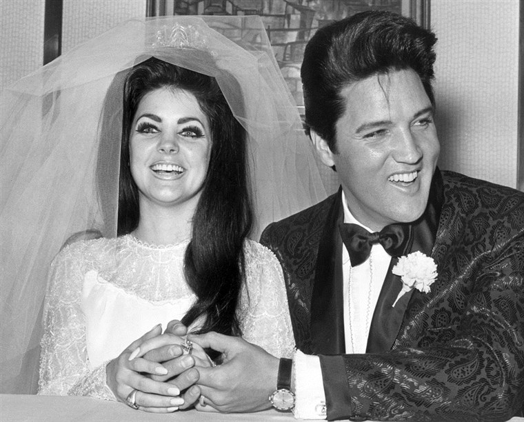 Gambar: Elvis with his bride, Priscilla Beaulieu Presley, on their wedding day.