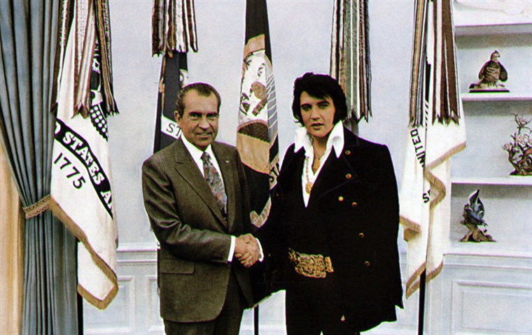 Gambar: President Richard Nixon meeting with Elvis on Dec. 21, 1970.