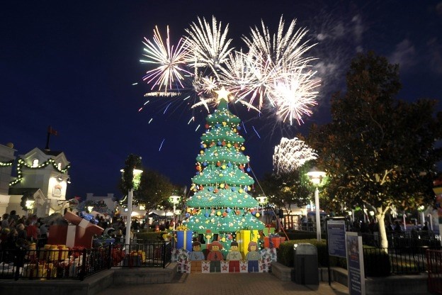 크리스마스 tree built of 245,000 DUPLO bricks at LEGOLAND California.