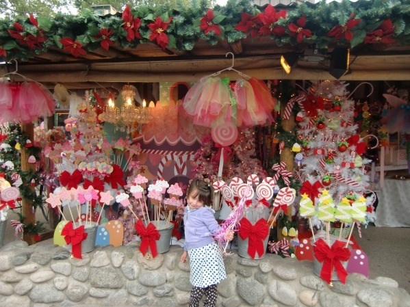 수공 holiday items for sale at Knott's Christmas Crafts Village.