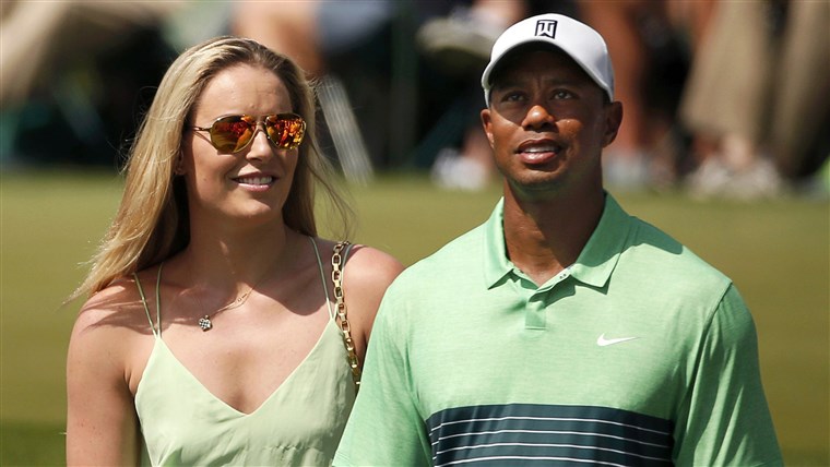 Pemain ski Lindsey Vonn stands next to her boyfriend, U.S. golfer Tiger Woods