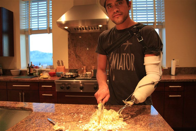 capocuoco Eduardo Garcia cooks for the first time with his hand prosthetic.