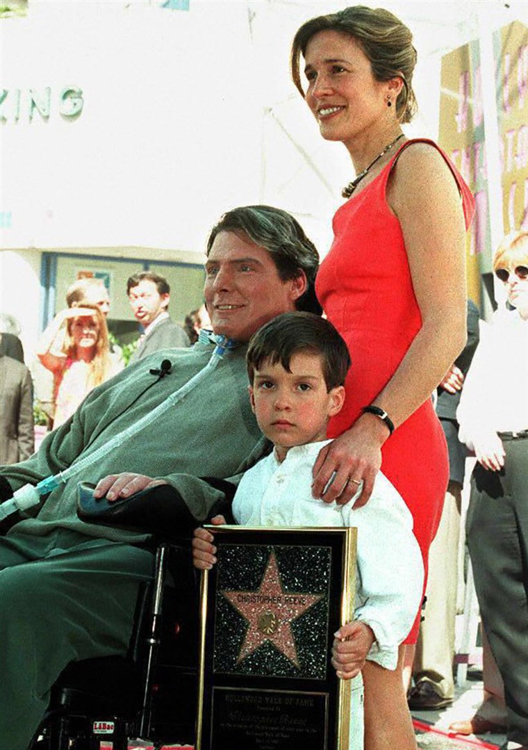 로스 ANGELES, UNITED STATES: Actor-Director Christopher Reeve poses for journalists with his wife, Dana, and their son, Will, after being honored with...