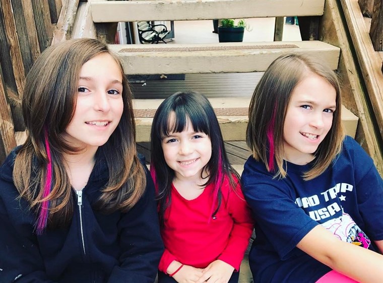 니콜 Sutton's daughters with their pink hair extensions.