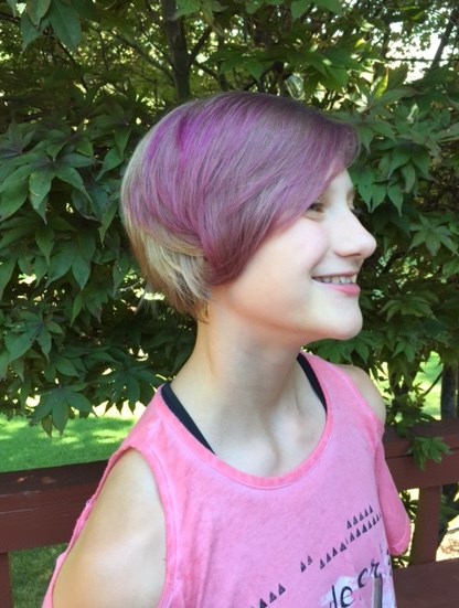 수잔 Meyer's 11-year-old daughter, Abby, colored her hair with a semi-permanent dye that washes out over a 3-day period.
