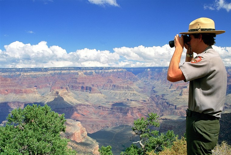 SEBUAH park ranger at Grand Canyon National Park.