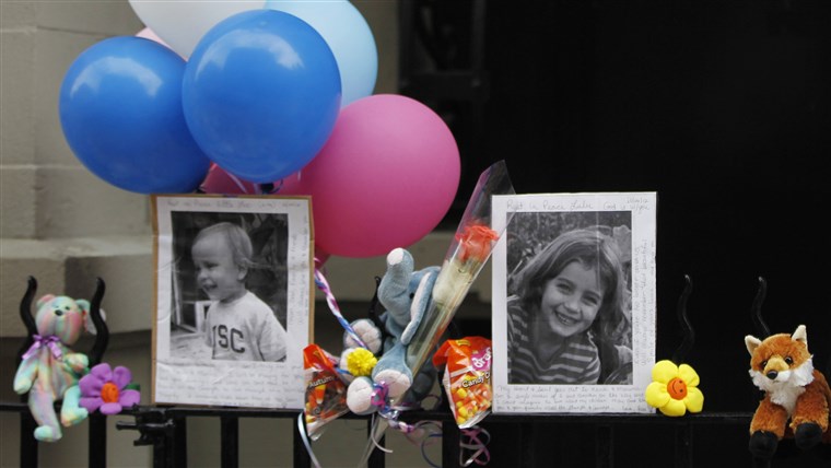 Foto-foto of Lucia and Leo Krim at a memorial outside their New York apartment building in this 2012 photograph.