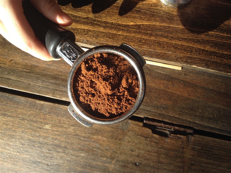 粉砕 coffee beans into a fine powder to make espresso