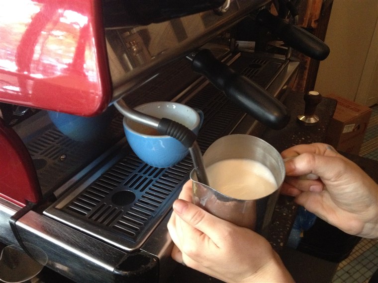 泡 warm milk for the latte