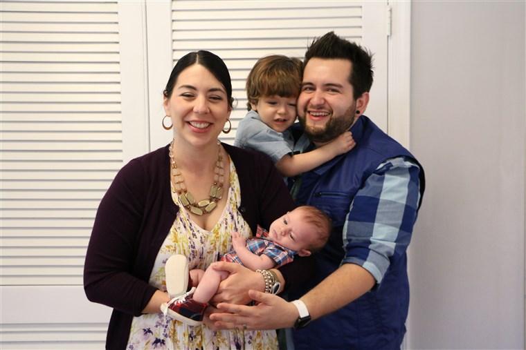 그만큼 Lopez family: Tamara, Rob, Sebastian, 2, and Benjamin, 3 months.