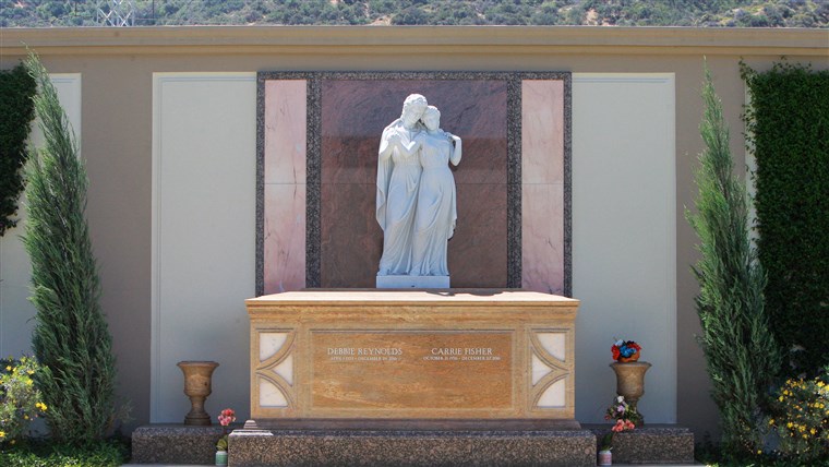 독특한: Together forever-- Carrie Fisher & Debbie Reynolds' tomb engraved