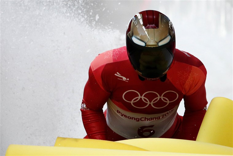 アイアンマンはオリンピックで競い合ったのですか スケルトンレーサーのヘルメットが頭を回す