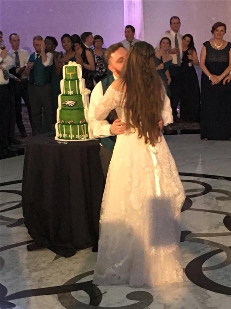 에이 couple whose wedding cake was traditional on one side, Philadelphia Eagles themed on the othe