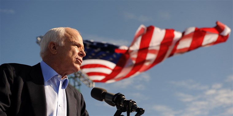 画像： McCain speaks at a campaign rally in 2008