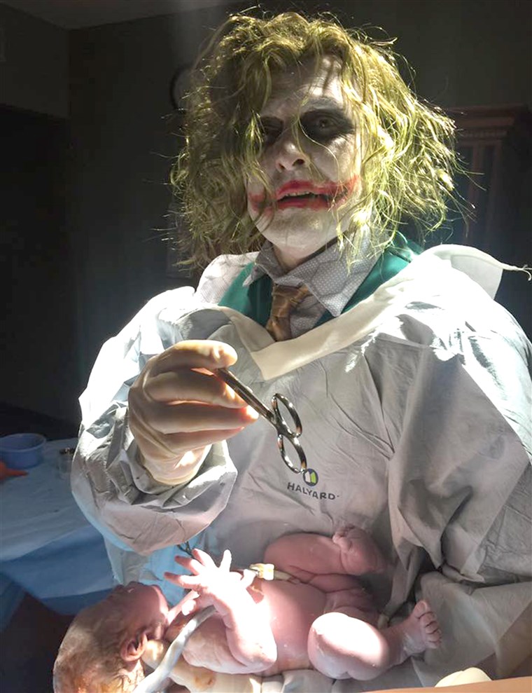 박사. Paul Locus of the Henry County Medical Center in Paris, Tennessee delivers Oaklyn Selph on Halloween while wearing a Joker costume at the parent's request.