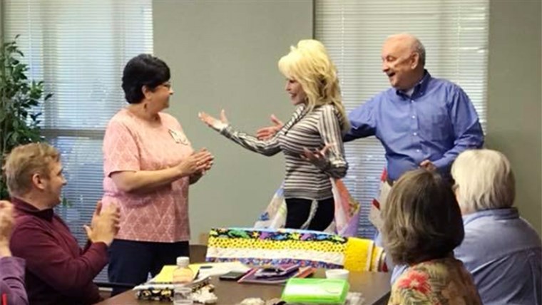 Sorpresa! Dolly Parton showed up at a renaming of a senior center in Tennessee to the delight of a group of local senior citizens. 