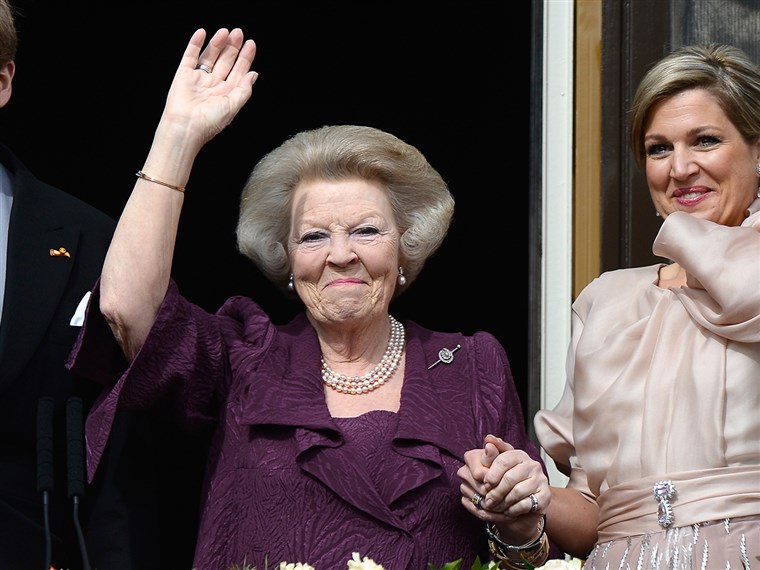 画像： Princess Beatrix of the Netherlands with King Willem Alexander (L) and Queen Maxima (R) 