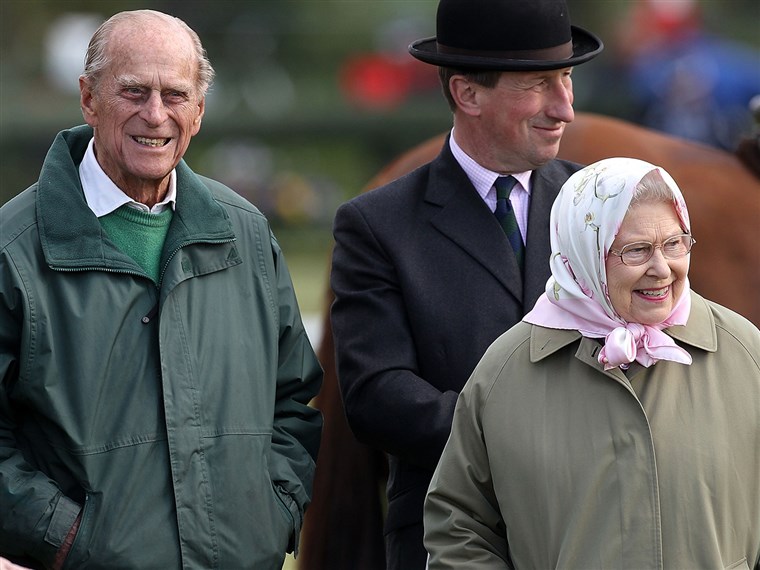 영상: Prince Philip and Queen Elizabeth II attend the Royal Windsor Horse Show 