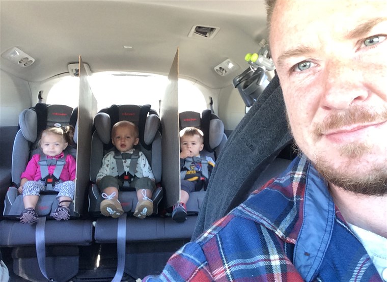 ガード goes viral after creating divider walls between his triplets' car seats to keep them from fighting.