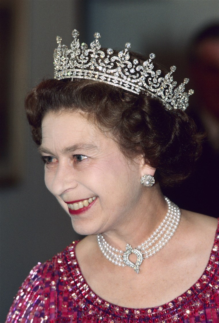 퀸 Elizabeth wore the choker to a royal engagement in Bangladesh in 1983.