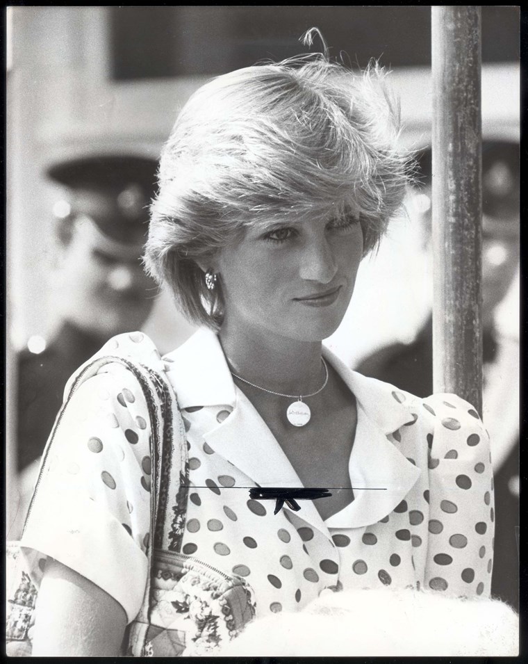 王女 Diana At Polo With A Necklace Inscribed 'william'... The Yellow Gold Circle Is Engraved With The Name 'william' In Prince Charles' Writing. This Was A Present From Charles To Diana After The Birth Of Their Son.