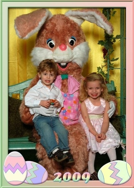 동안 Makayla was terrified of the bunny in 2007, two years later she was all smiles.