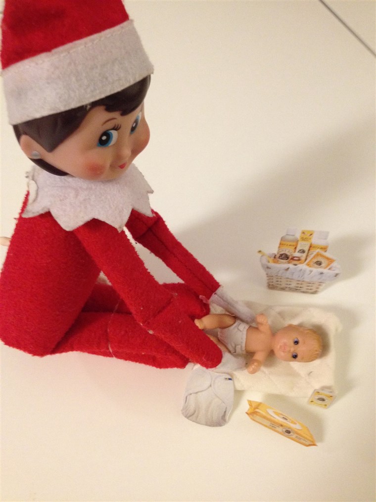 그만큼 Elf changes baby doll diapers! 