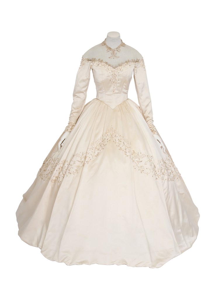 ザ gown Elizabeth Taylor wore for her first wedding was auctioned off Wednesday for more than twice than the highest estimate. 