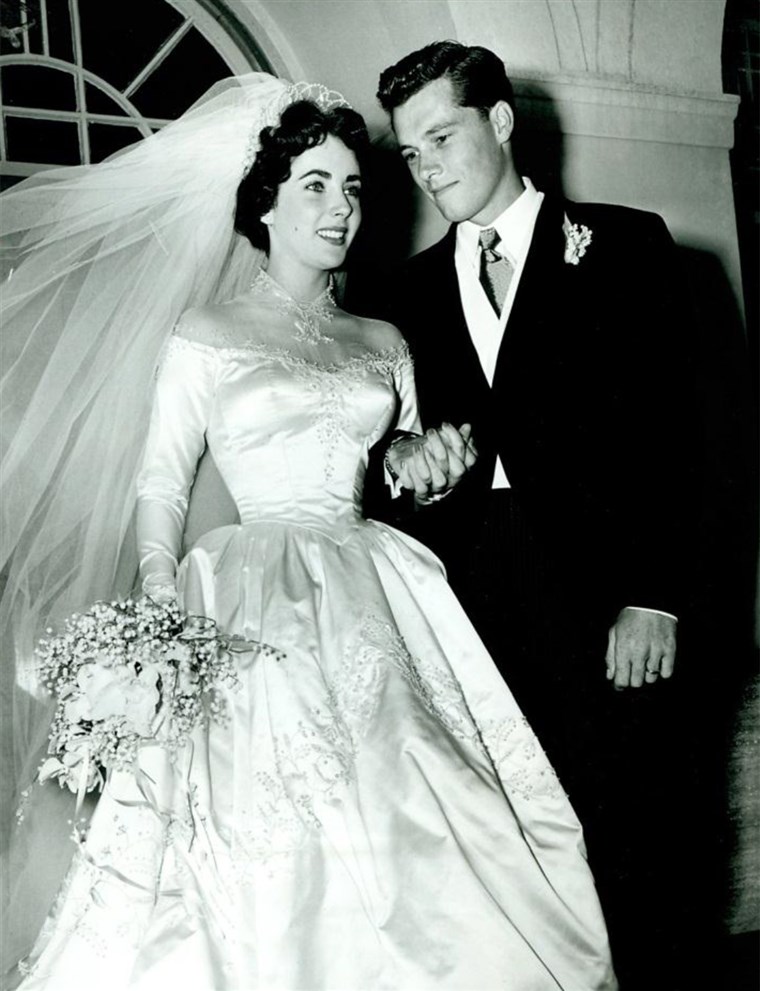 エリザベス Taylor, 18, shown at her 1950 wedding to hotel heir Conrad “Nicky” Hilton.