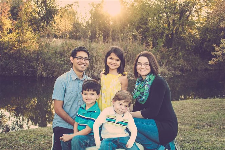ザ Delgado family: Mom and dad, Vanessa and Jason; Kenya, Jonah and Anton.