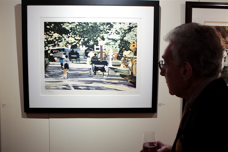 영상: A visitor admires the painting 